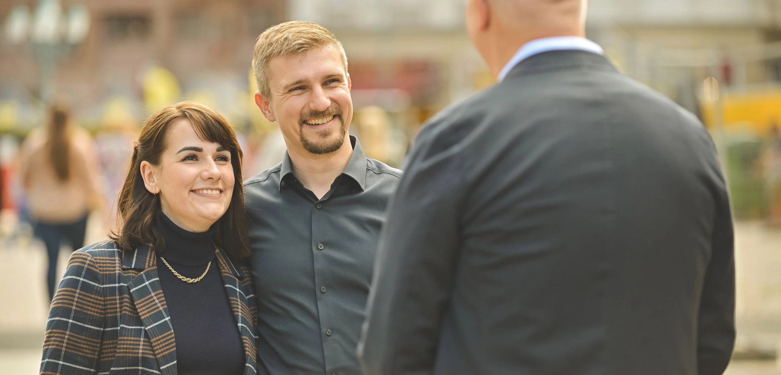 Drei Menschen schauen sich an